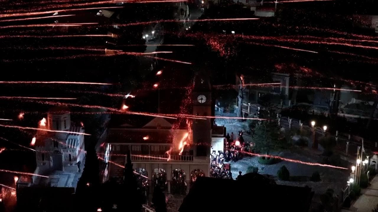 Grecia: la pericolosa (e proibita) "guerra dei razzi" tra le chiese illumina i cieli di Chio
