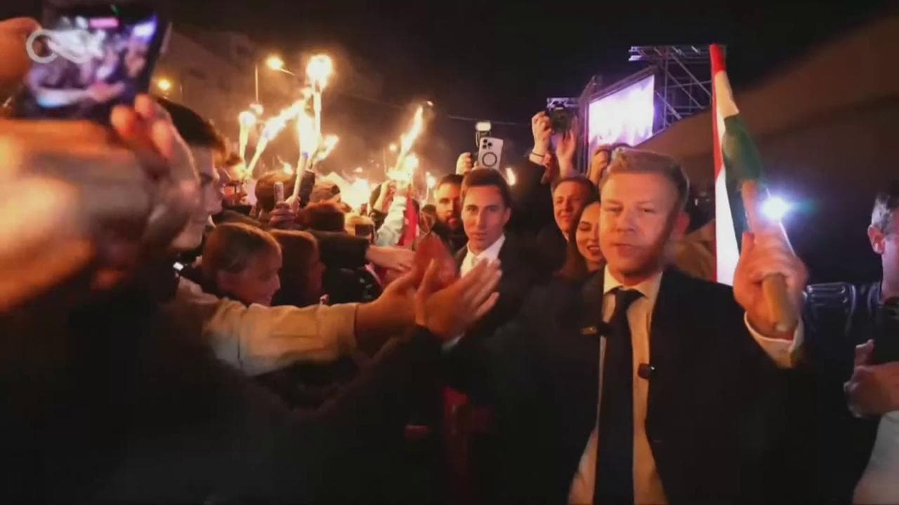 Elezioni in Ungheria, l'abbraccio di Magyar ai suoi elettori sulle note di "My way"