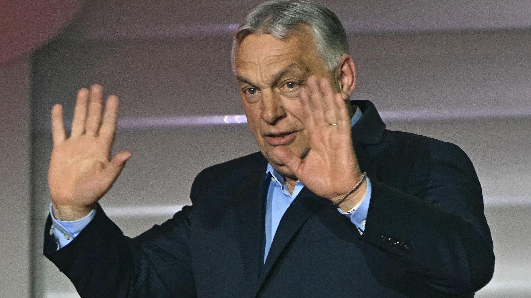 Ungheria, la fine dell’autocrate Orbán braccato dagli scandali: “Ma non mi arrenderò”