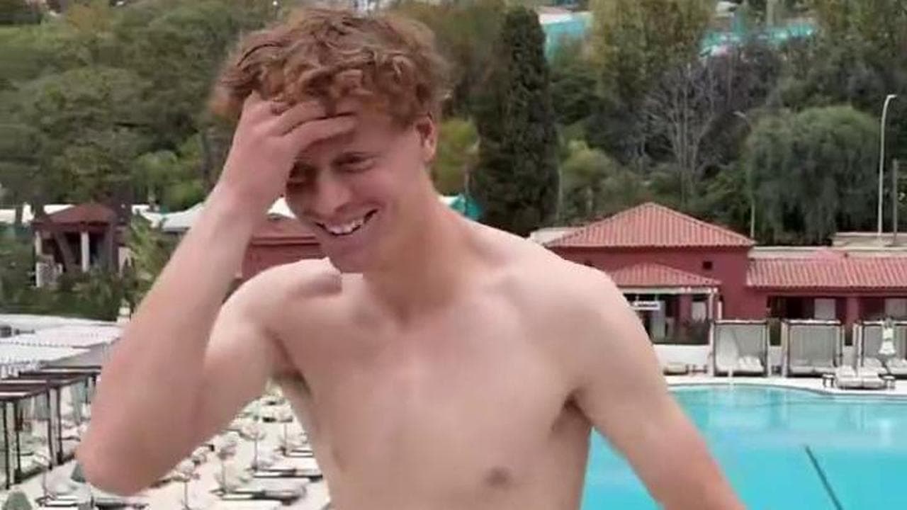 Sinner festeggia la vittoria a Montecarlo con un tuffo dal trampolino. La reazione è tutta da ridere