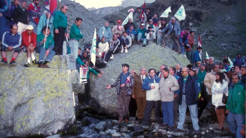 1993, Pian del Re (Crissolo, Cuneo): Umberto Bossi, allora segretario della Lega Nord (al centro) con accanto Mario Borghezio, raccoglie l’acqua del Po (Stefano Carofei / Agf)