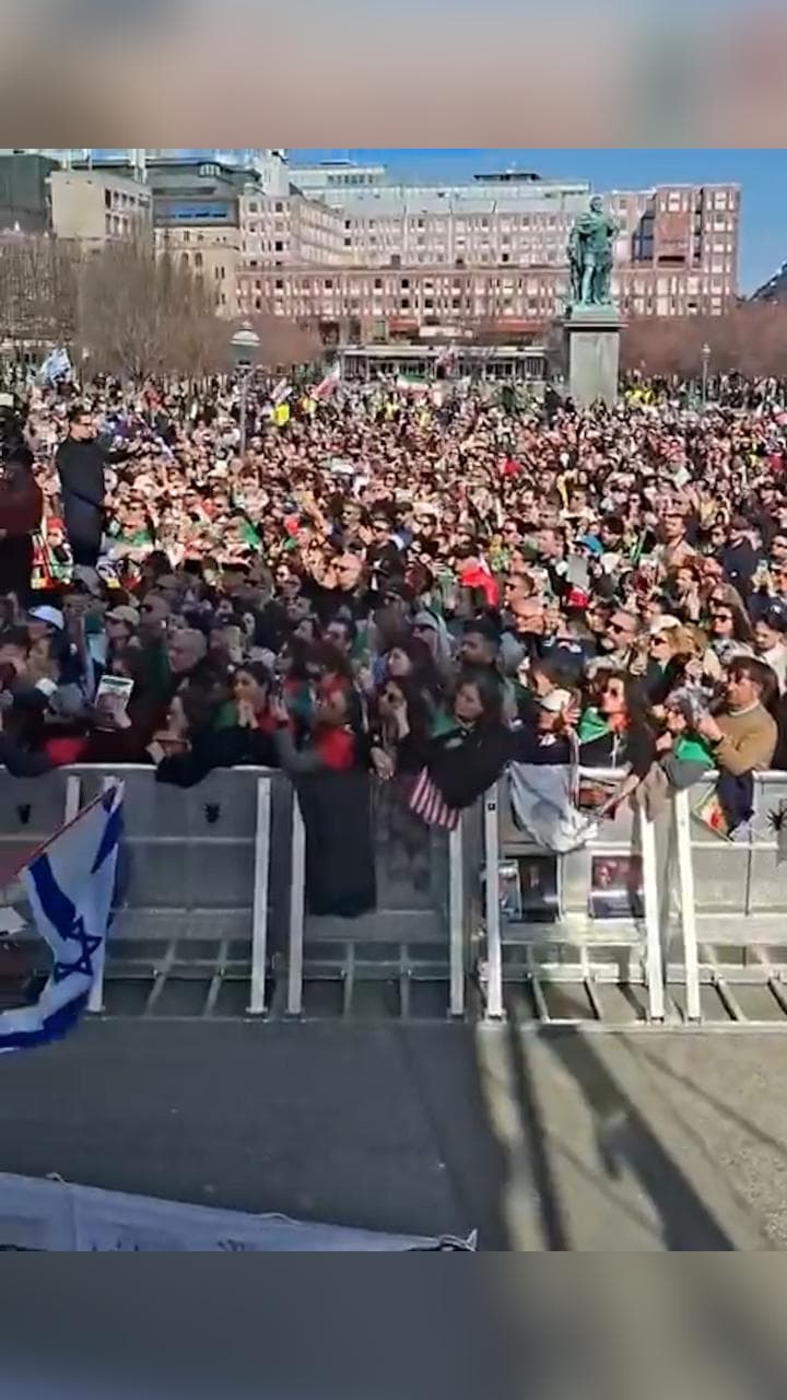 Stoccolma, migliaia di iraniani in piazza ascoltano il discorso di Reza Pahlavi a parlamento svedese