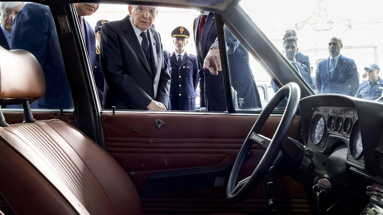 Le auto crivellate della storia: Mattarella in piazza del Popolo a Roma omaggia Falcone e Moro
