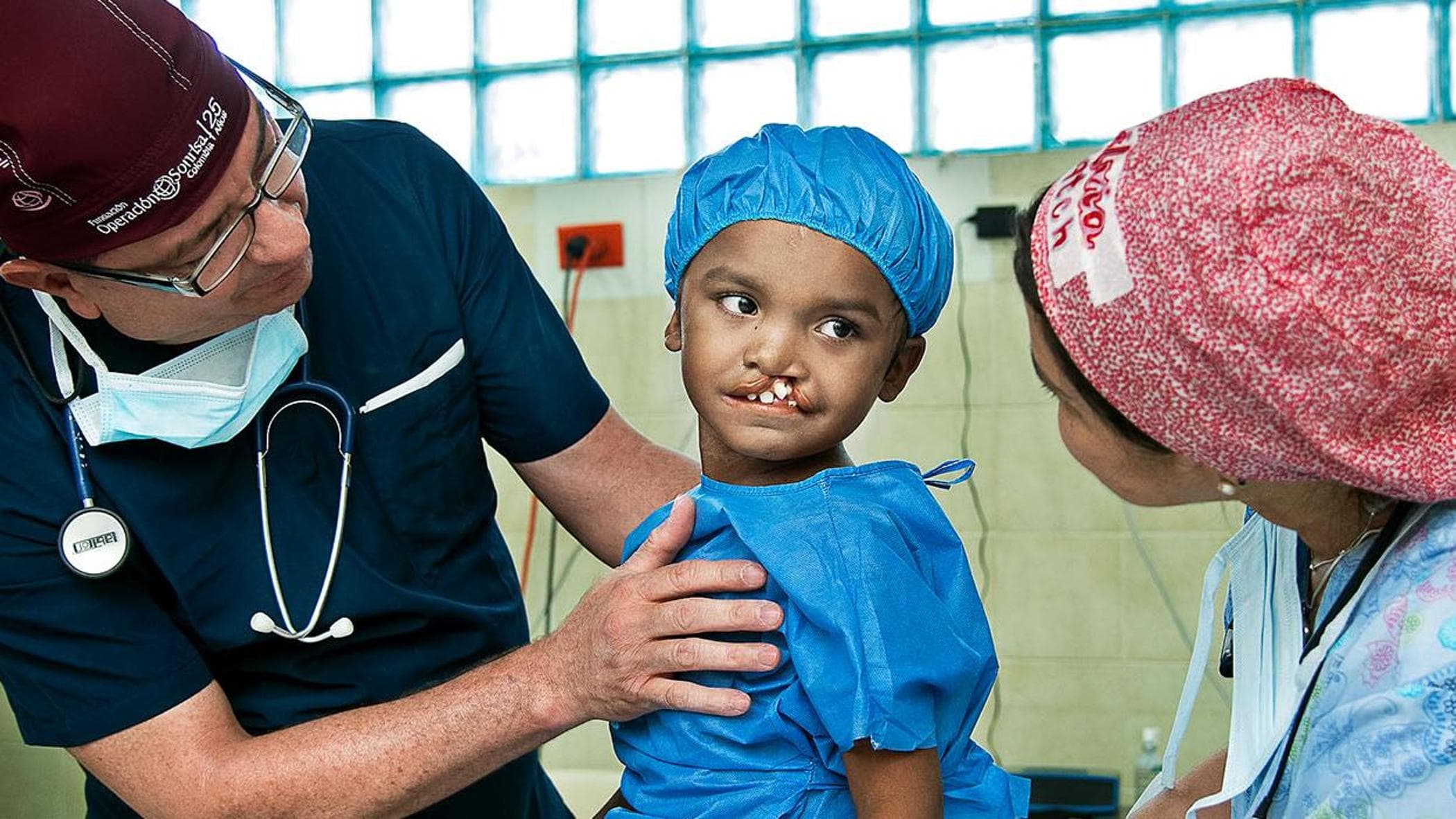Salute, l’equità sanitaria con i chirurghi volontari che curano il volto dei bambini