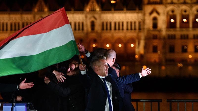 Il fuori programma del biglietto sul palco di Magyar: “Szijjarto è al ministero a bruciare carte”