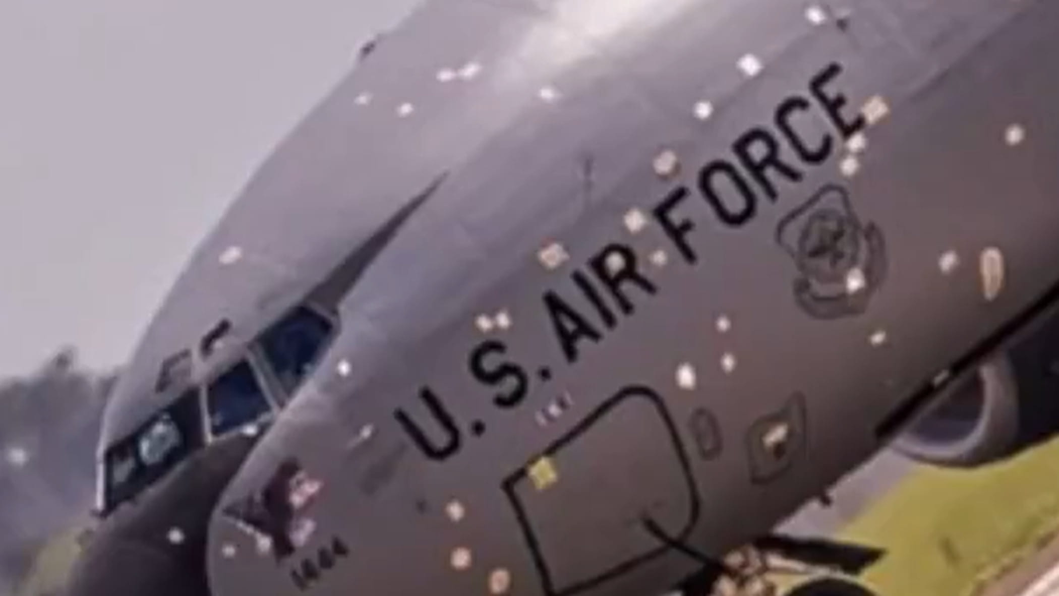 L’aereo americano pieno di “cerotti”: il simbolo dei colpi inferti dall’Iran alla potenza Usa
