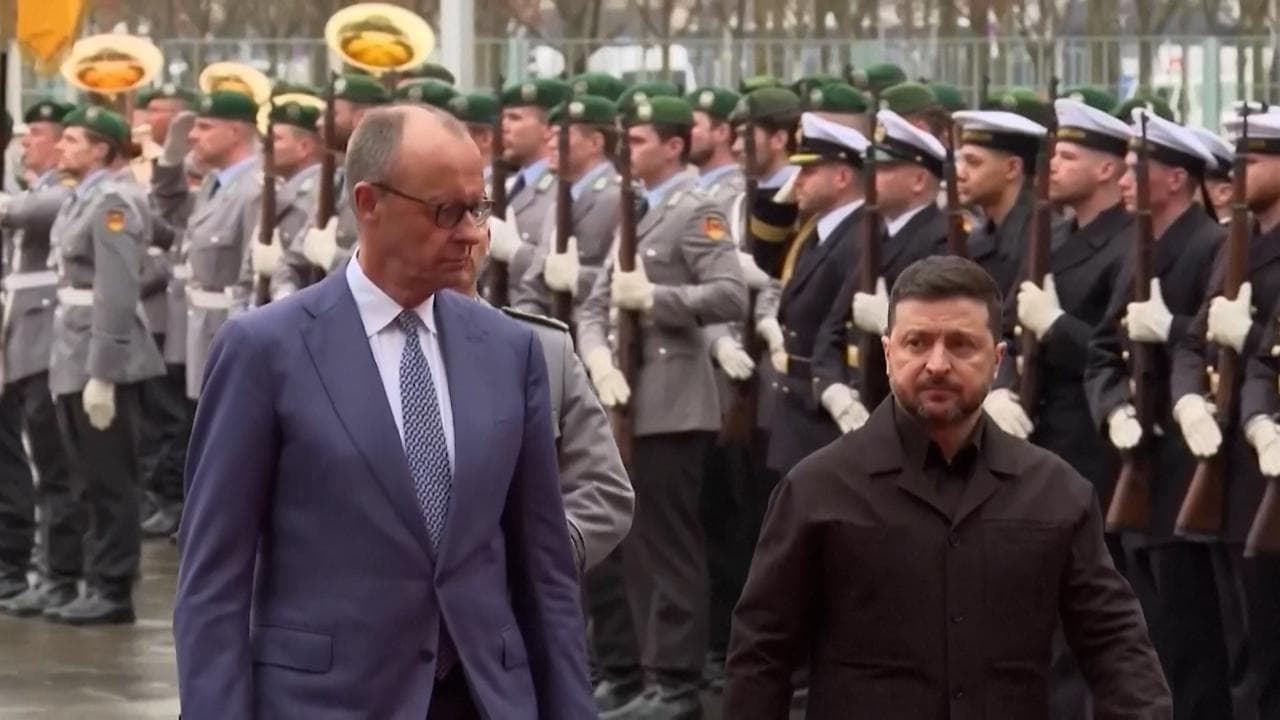 Ucraina: Zelensky arrivato a Berlino, il cancelliere Merz lo riceve con gli onori militari
