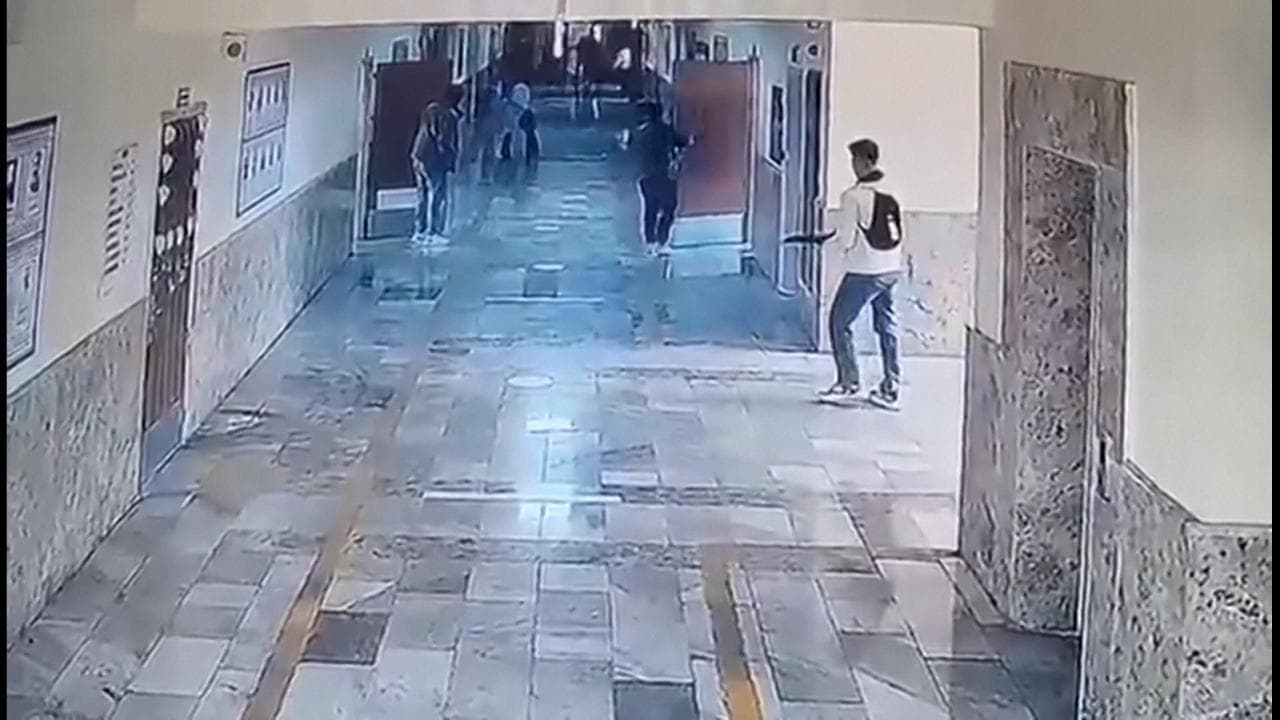 Sparatoria in un liceo turco, ex studente apre il fuoco: le immagini dell'ingresso armato di fucile
