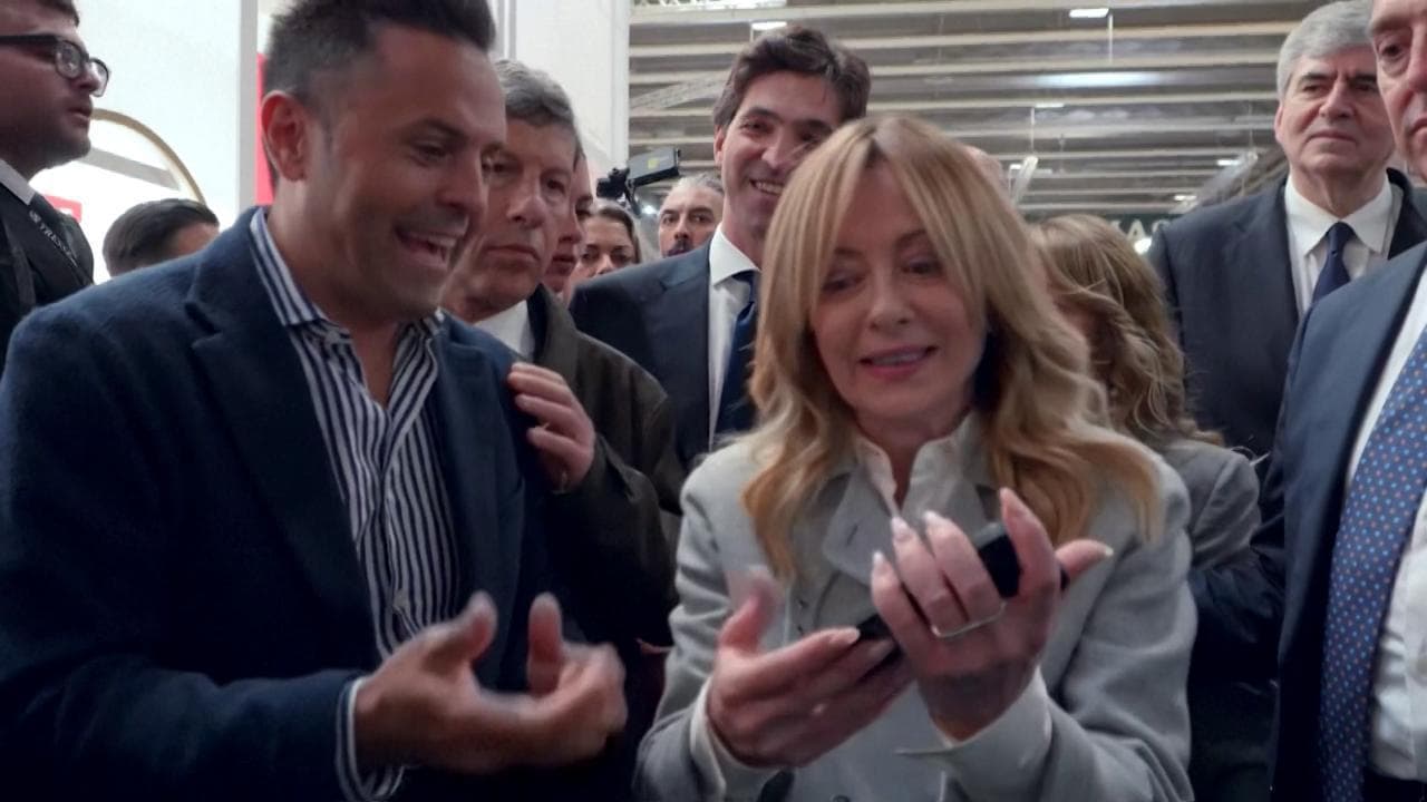 "Ma che stai a fa?": Meloni scherza in romanesco, prende il telefono al fan e scatta il selfie
