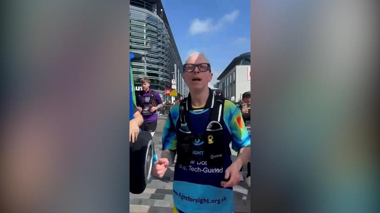 Inghilterra, l'impresa dell'artista ipovedente: corre la maratona di Brighton con gli occhiali AI