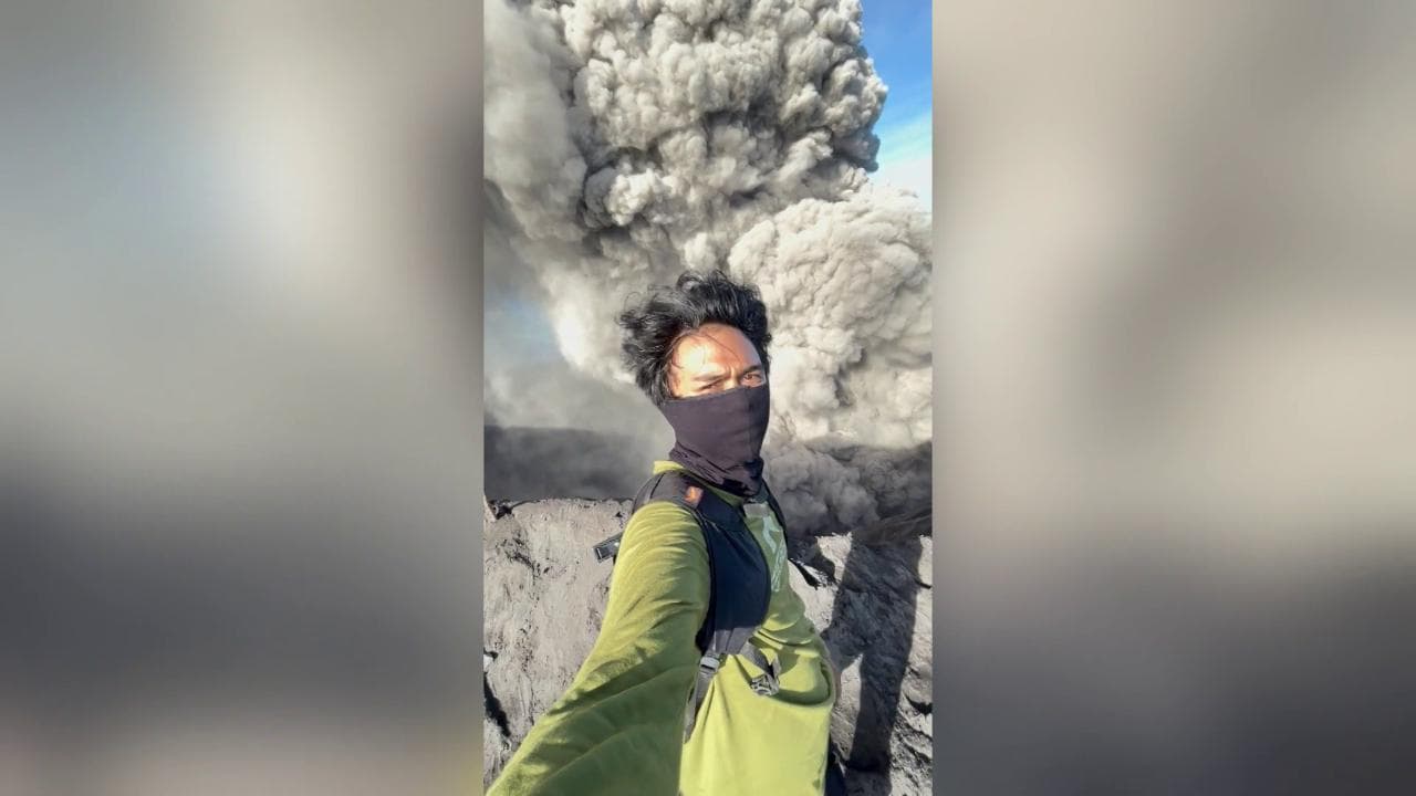 Indonesia, vulcano erutta all'improvviso: la fuga disperata degli escursionisti