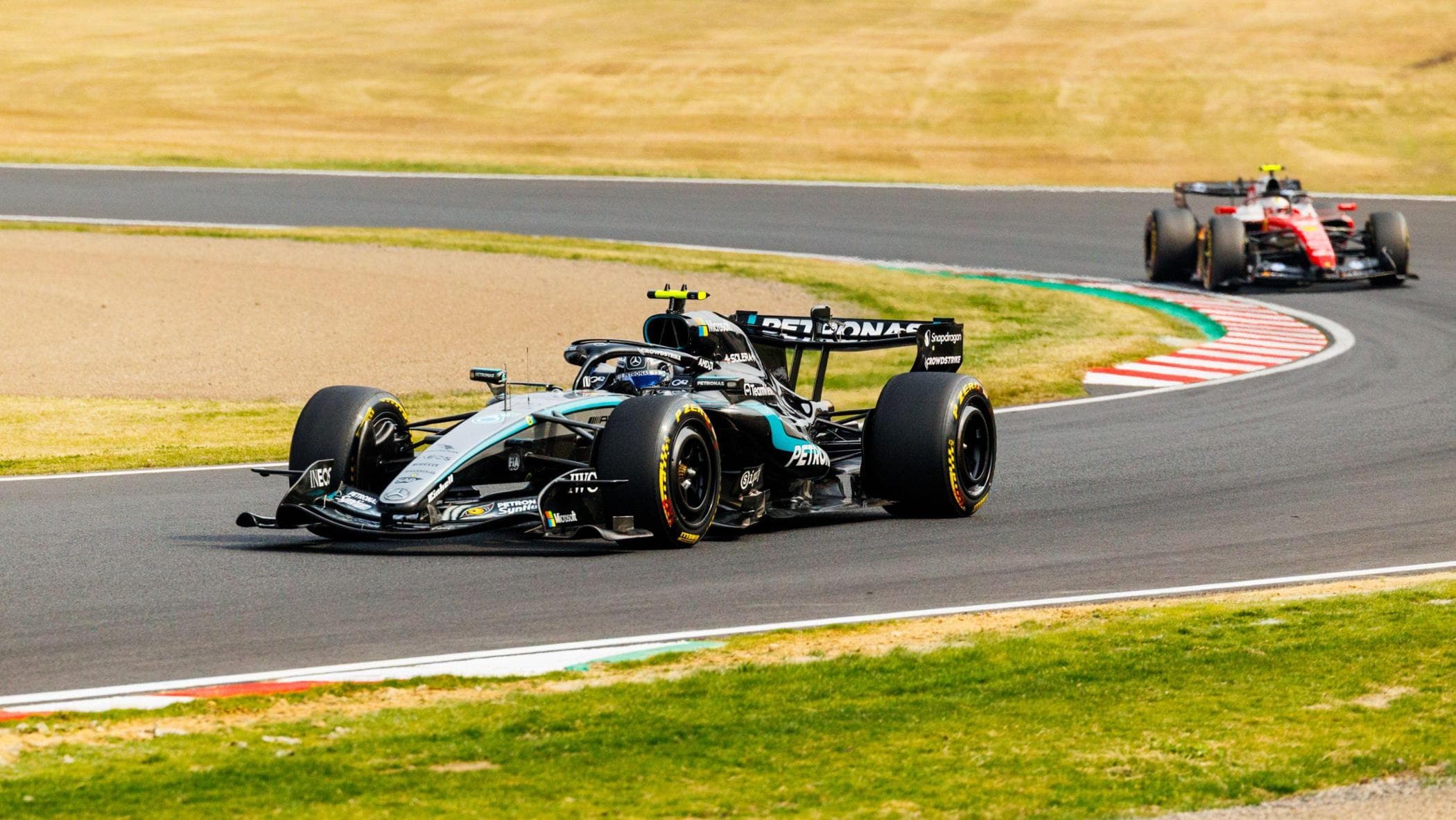 F1, la Fia interviene: vietato il trucco usato da Mercedes e Red Bull in qualifica. Cosa cambia