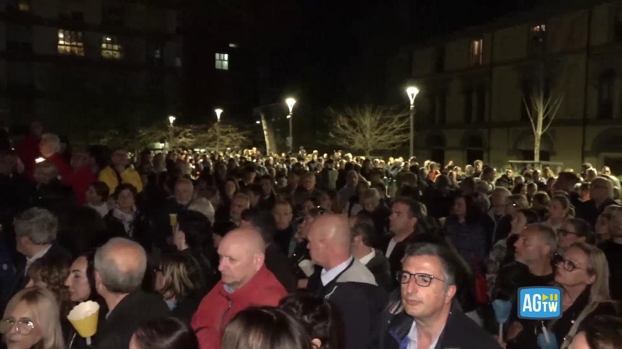 Massa, migliaia di persone in piazza per Bongiorni: "Siamo una comunità"