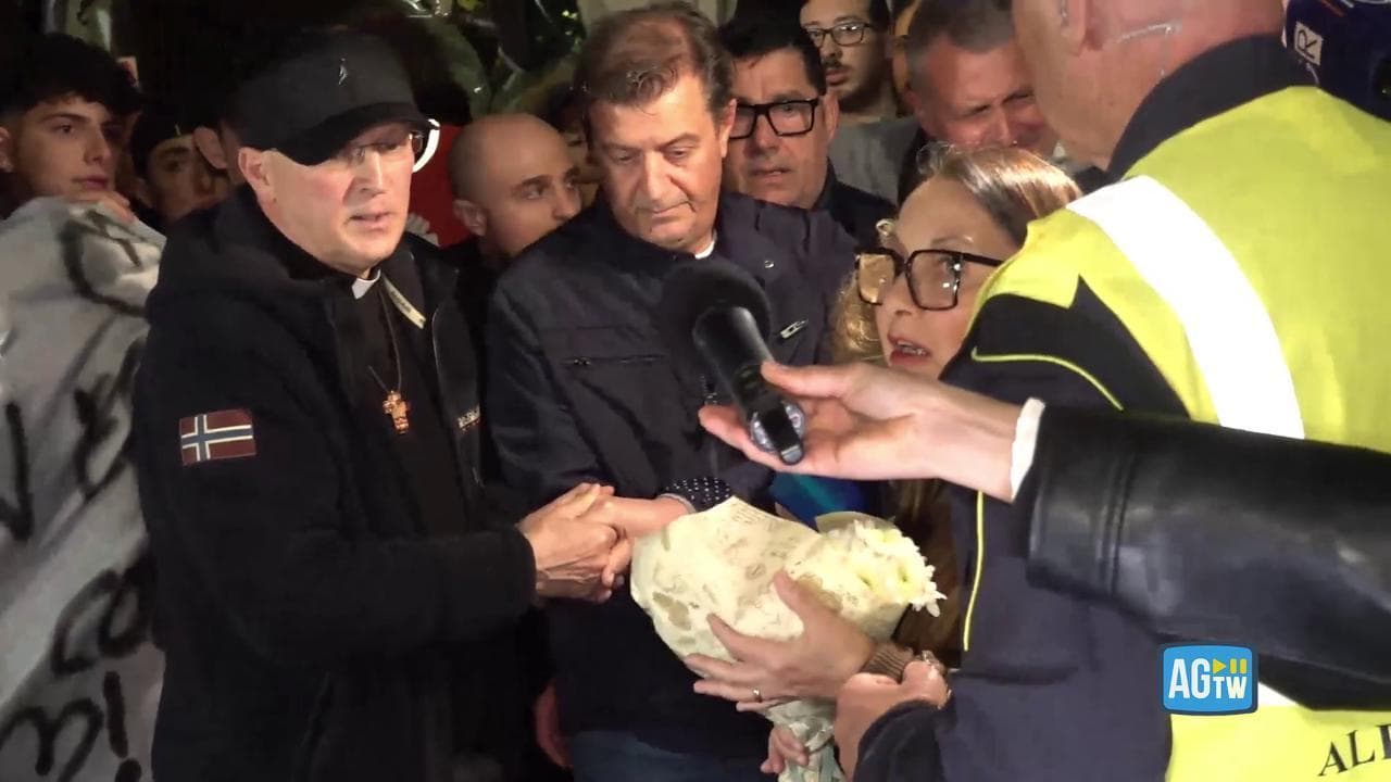Massa, la cugina di Bongiorni alla fiaccolata: "Qui ha trovato la fine, qui deve iniziare qualcosa"