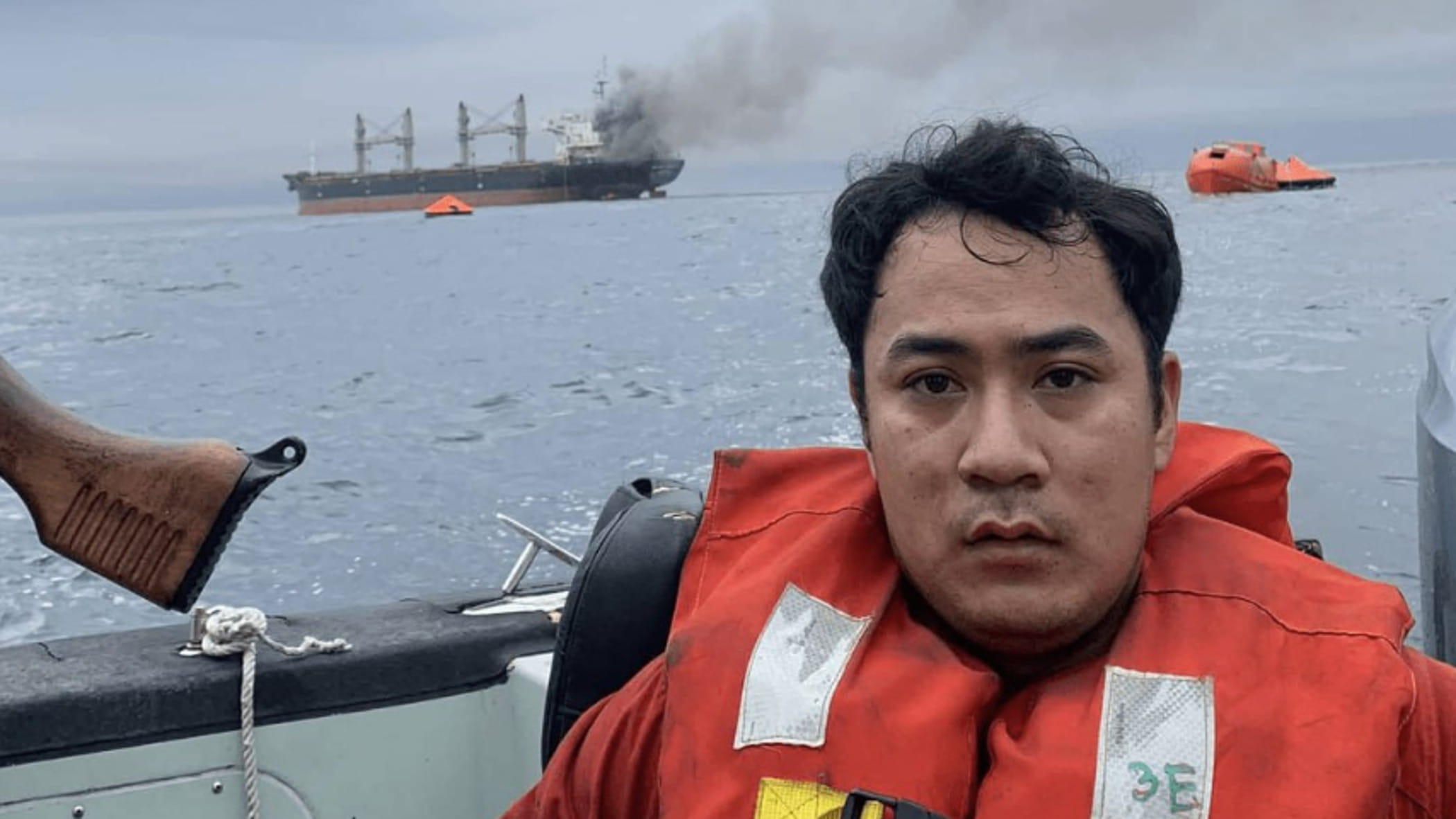 Tra fame, scacchi e liti, la vita dei 20mila marinai in trappola a Hormuz: “L’incertezza ci uccide”
