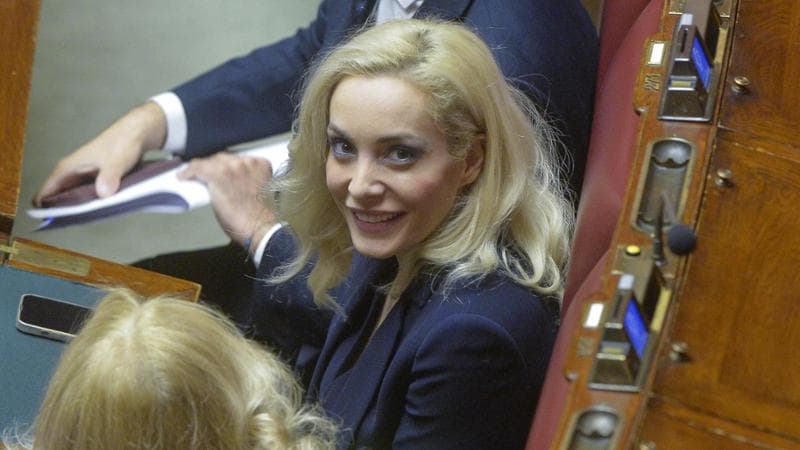 Anteprima: Fascina: “Sto con i Berlusconi. Francesca Pascale? Non conta più nulla”