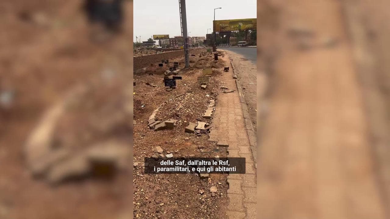 Khartoum, viaggio tra marciapiedi e campi da calcio trasformati in cimiteri: tante tombe senza nome