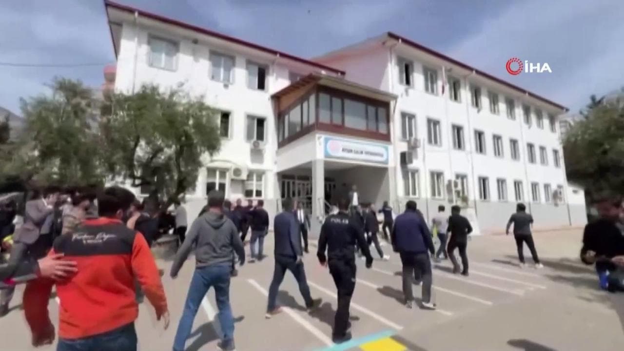 Sparatoria in una scuola in Turchia: ambulanze e soccorsi sul luogo della tragedia