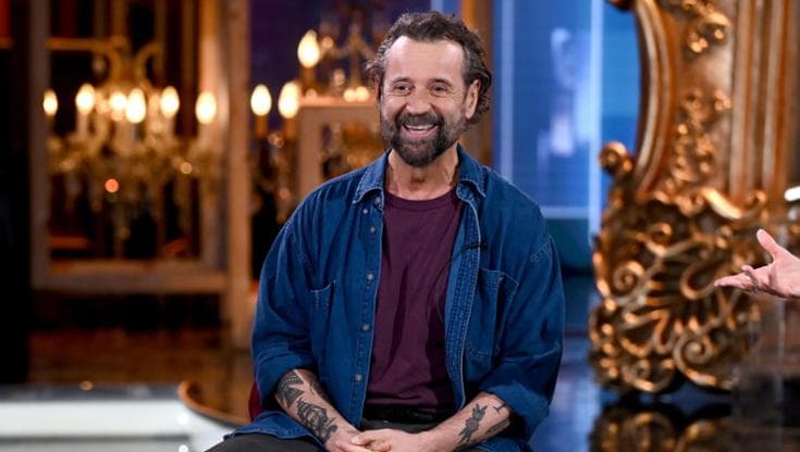 “Kong”, Fabio Volo sospeso tra salotto e nuvole