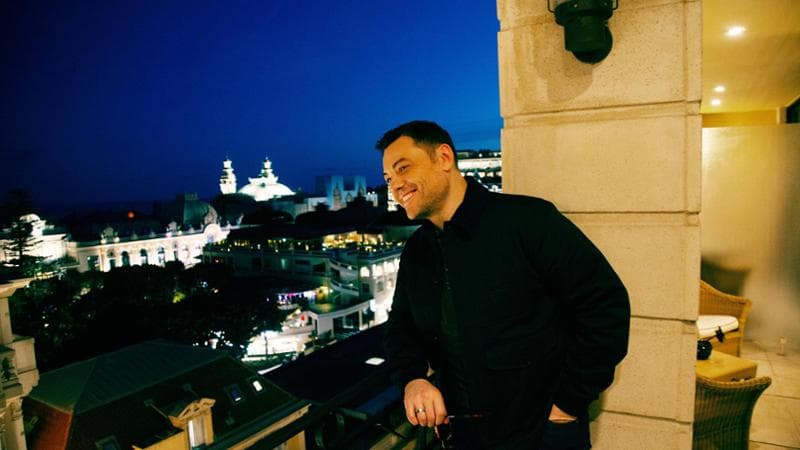 Tiziano Ferro, 46 anni, a Montecarlo durante i giorni di Sanremo 2026. Foto Alessandro Treves; Abiti ETRO; Styling Nick Cerioni; Hair Mimmo La Serra; MakeUp Artist Matteo Scibetta; Fashion team Ilaria Taccini