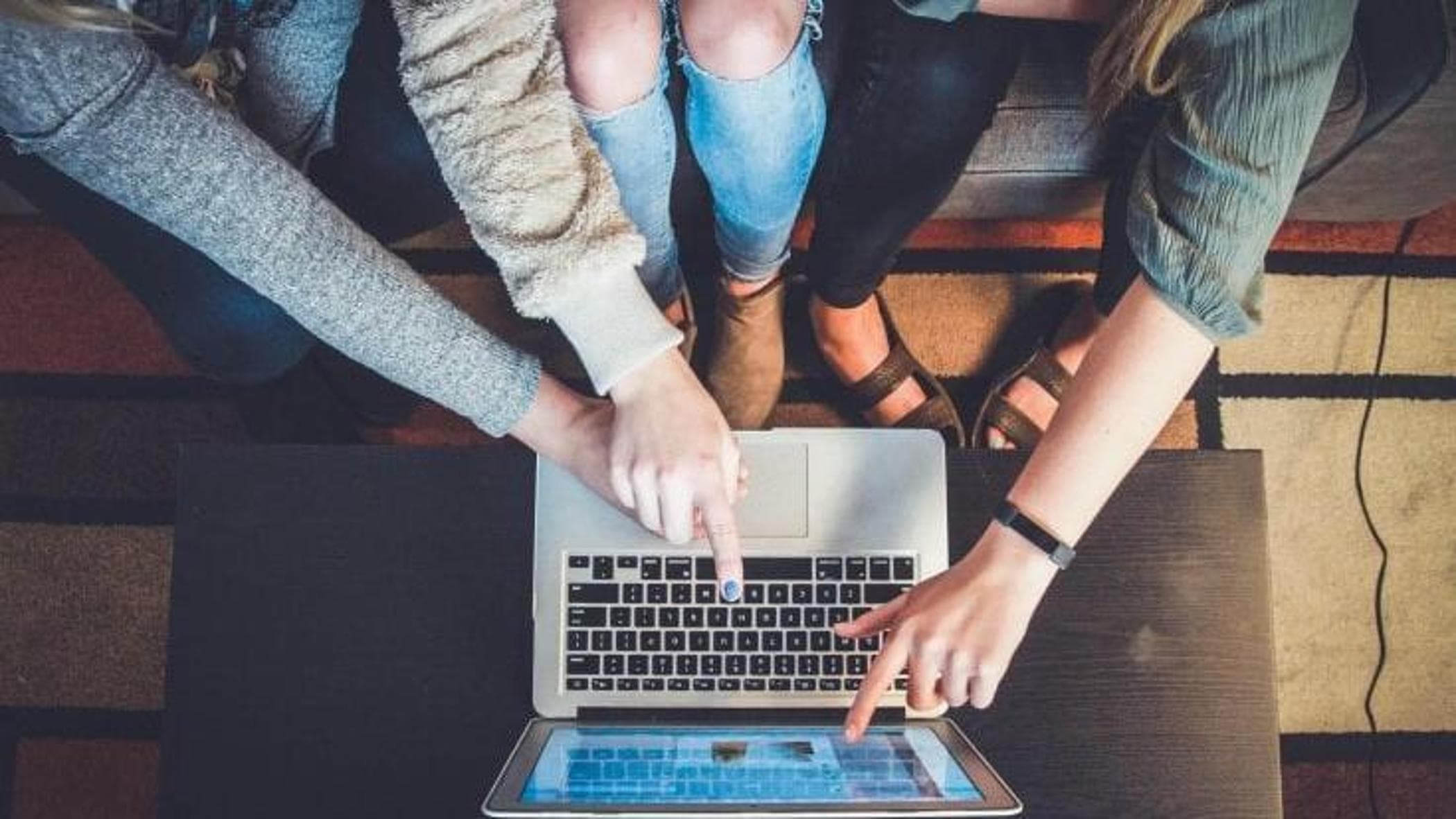 Stretta sui social, lo psicoterapeuta: “I genitori vanno formati ai rischi”