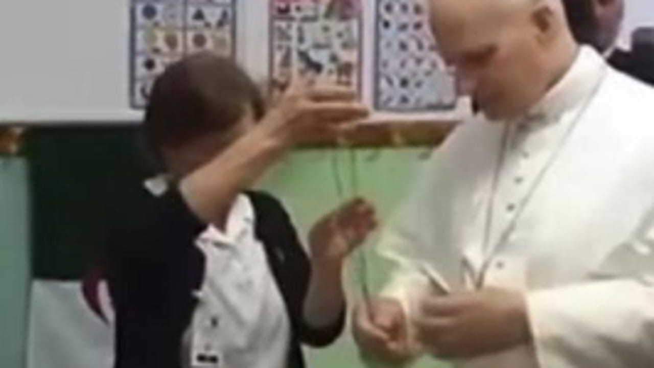 Camerun, Papa Leone compra un regalo alla nipote al mercatino delle suore