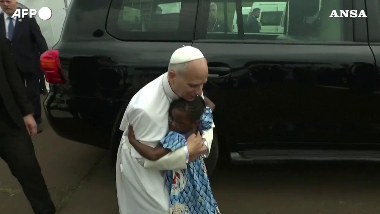 Camerun, una bimba supera la sicurezza e corre ad abbracciare Papa Leone