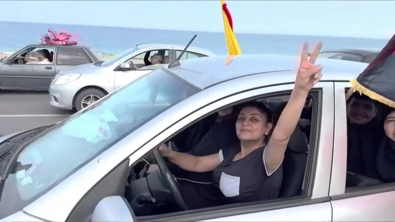 Tregua in Libano, gli sfollati tornano a casa: la lunga coda di auto dirette a sud