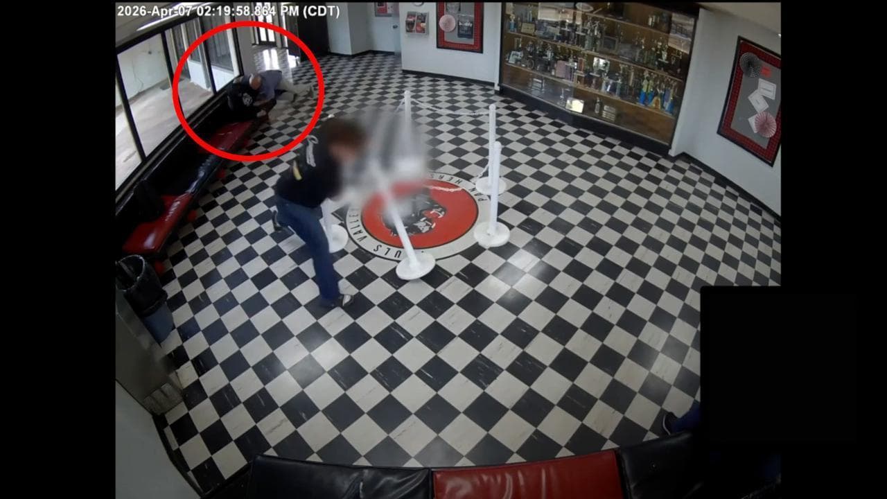 Oklahoma, il preside eroe si getta sull'ex studente entrato armato per fare una strage: il video