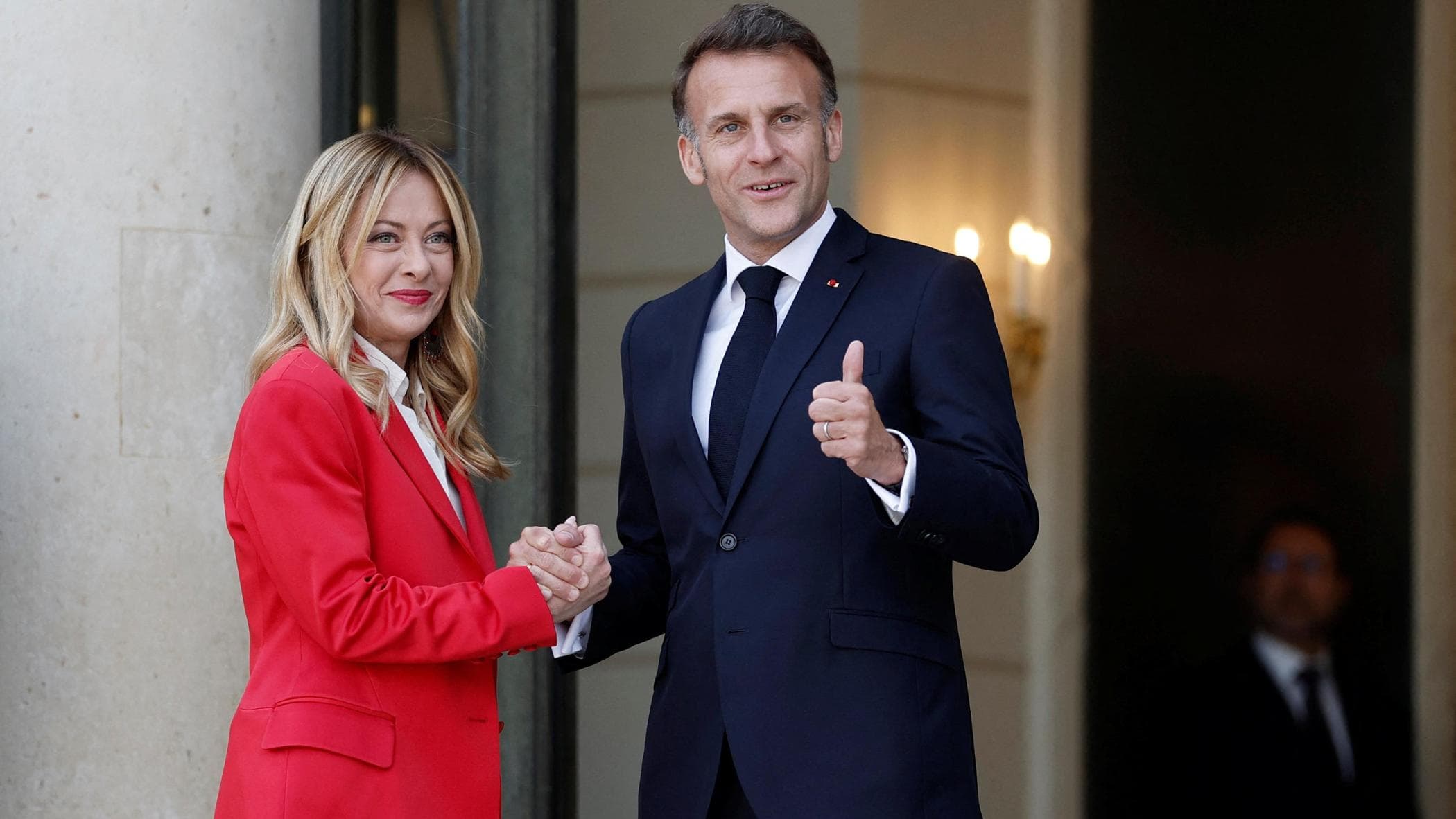 Diplomazia fotografica, la scatto di Meloni con l'avversario Macron (e la sfida obbligata a Trump)