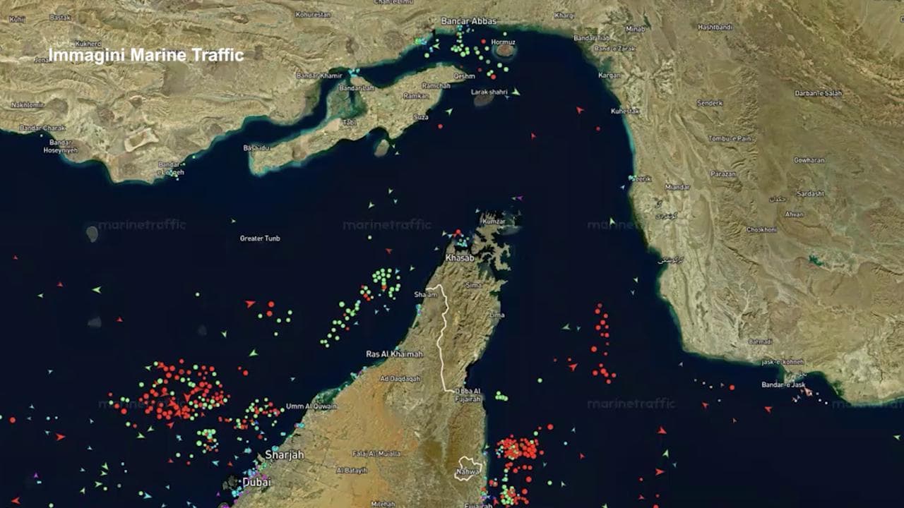 Dopo il cessate il fuoco in Libano lo stretto di Hormuz è aperto: il timelapse delle navi in movimento