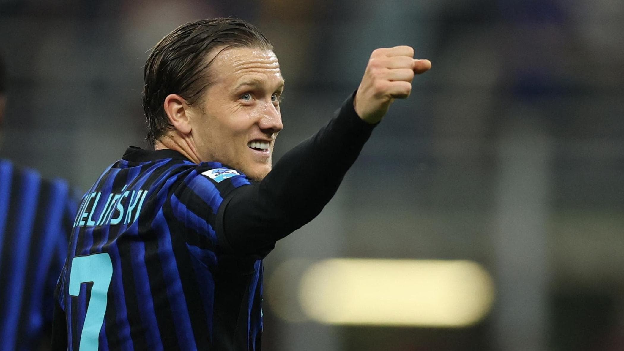 Tifosi Inter festeggiano allo stadio