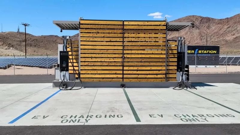 Auto elettrica, arriva la stazione di ricarica gratuita grazie ai pannelli solari. Come funziona