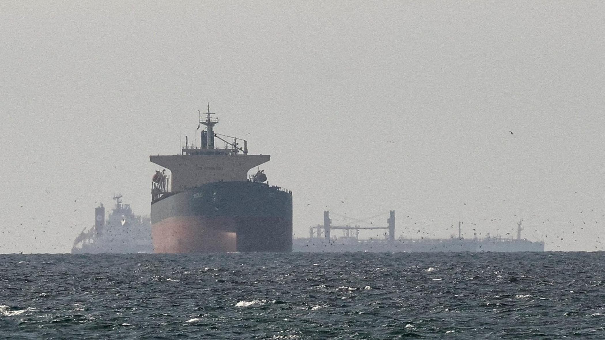 L’Iran richiude Hormuz: prima dello stop sono passate 8 navi. Spari contro imbarcazioni