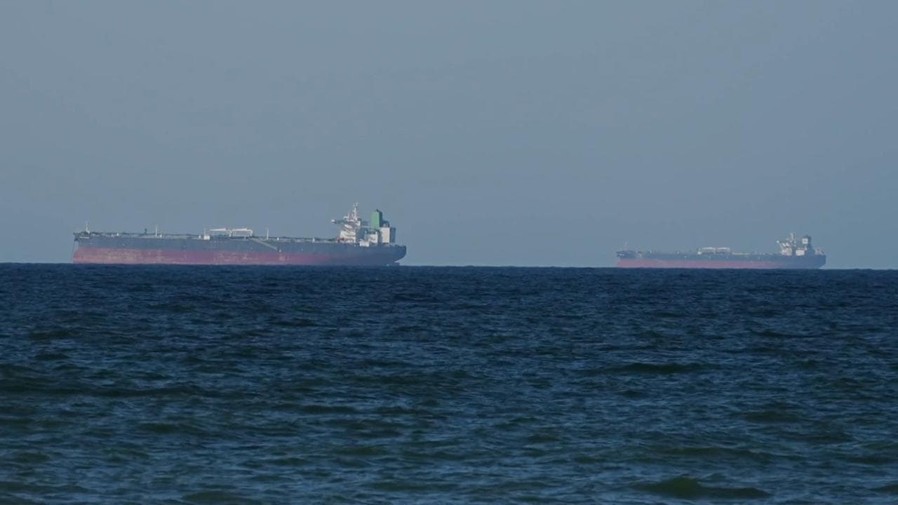 Iran, le navi bloccate dopo la nuova chiusura dello Stretto di Hormuz