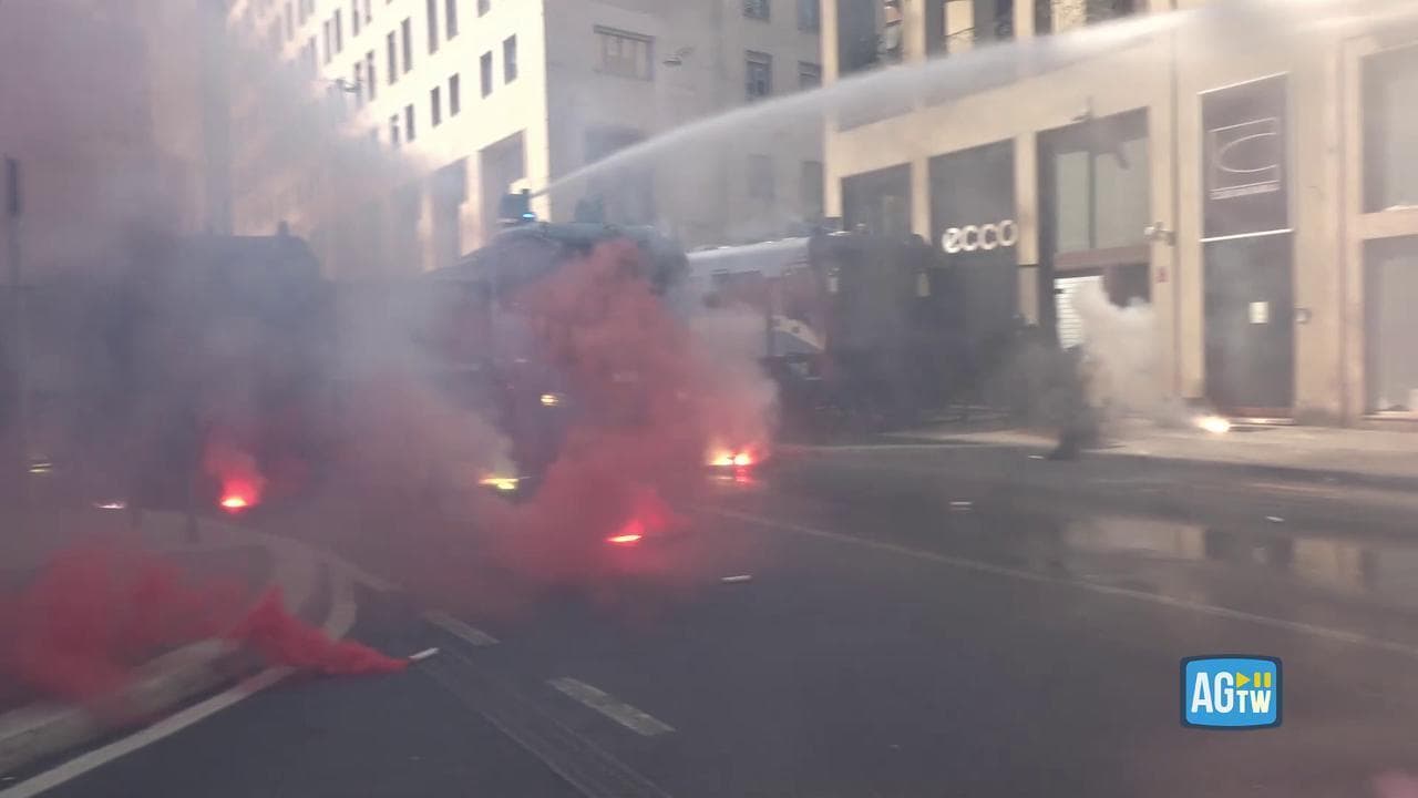 Milano, scontri al corteo antagonista: la polizia risponde con idranti e lacrimogeni