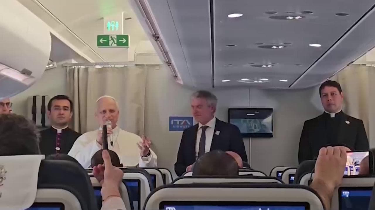 Papa Leone in viaggio verso l'Angola: "Non è mio interesse dibattere con Trump"
