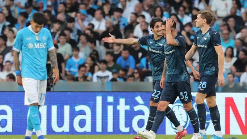 Il Napoli cade con la Lazio (0-2): Inter resta a +12, scudetto vicino. Conte: “legnata sui denti”
