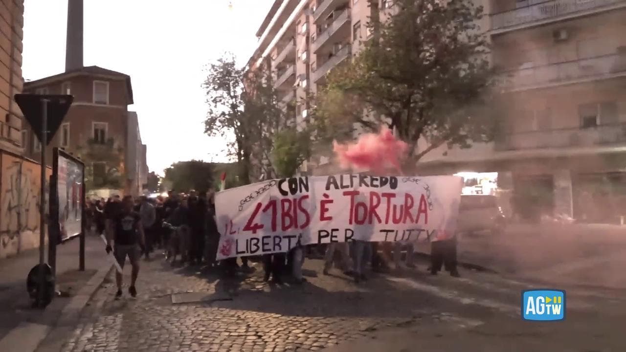 Roma, corteo anarchici: poliziotto ferito da lancio di bottiglia