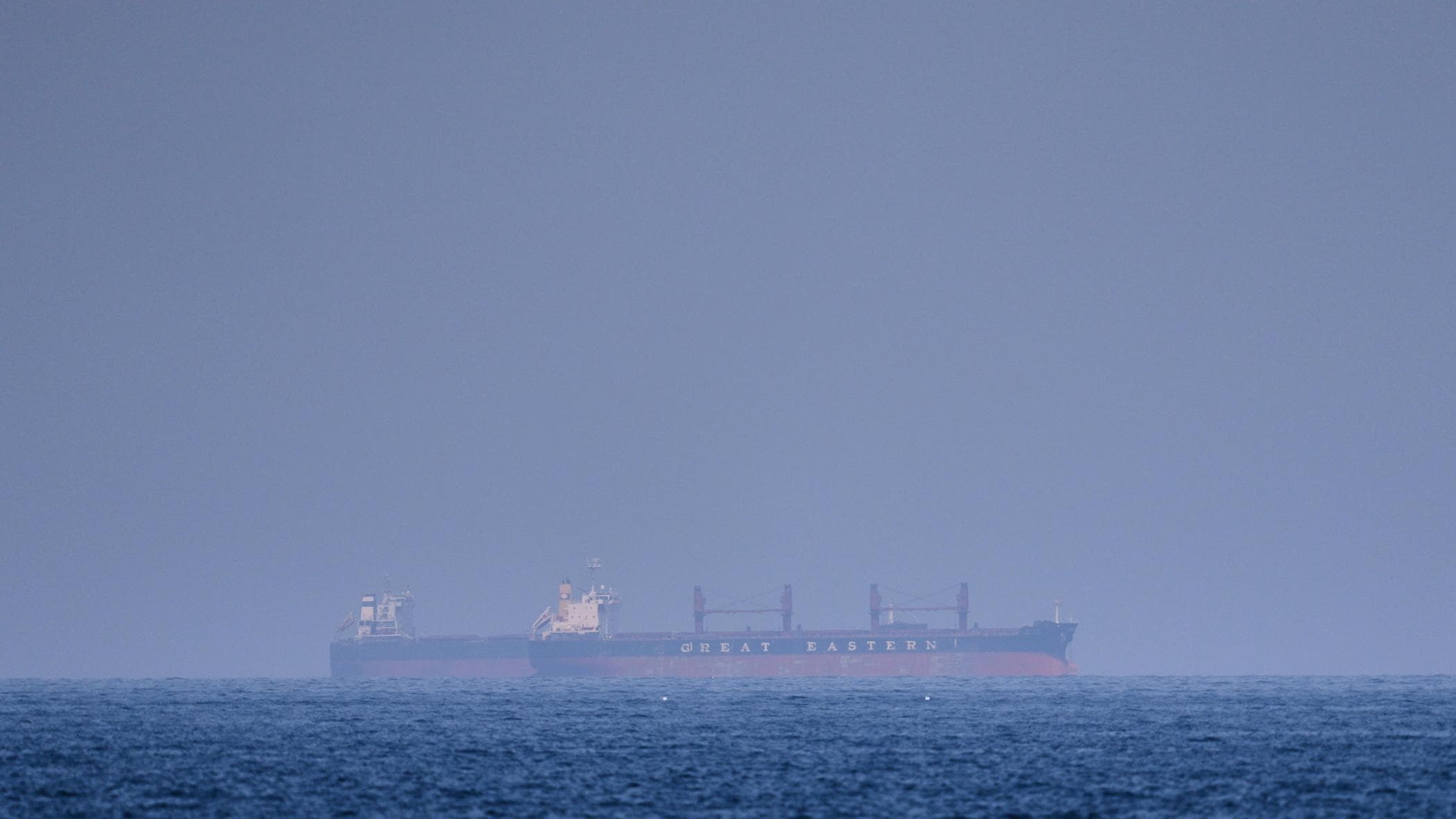 L’Iran richiude Hormuz, spari contro i mercantili: “Non ci fidiamo degli Usa”