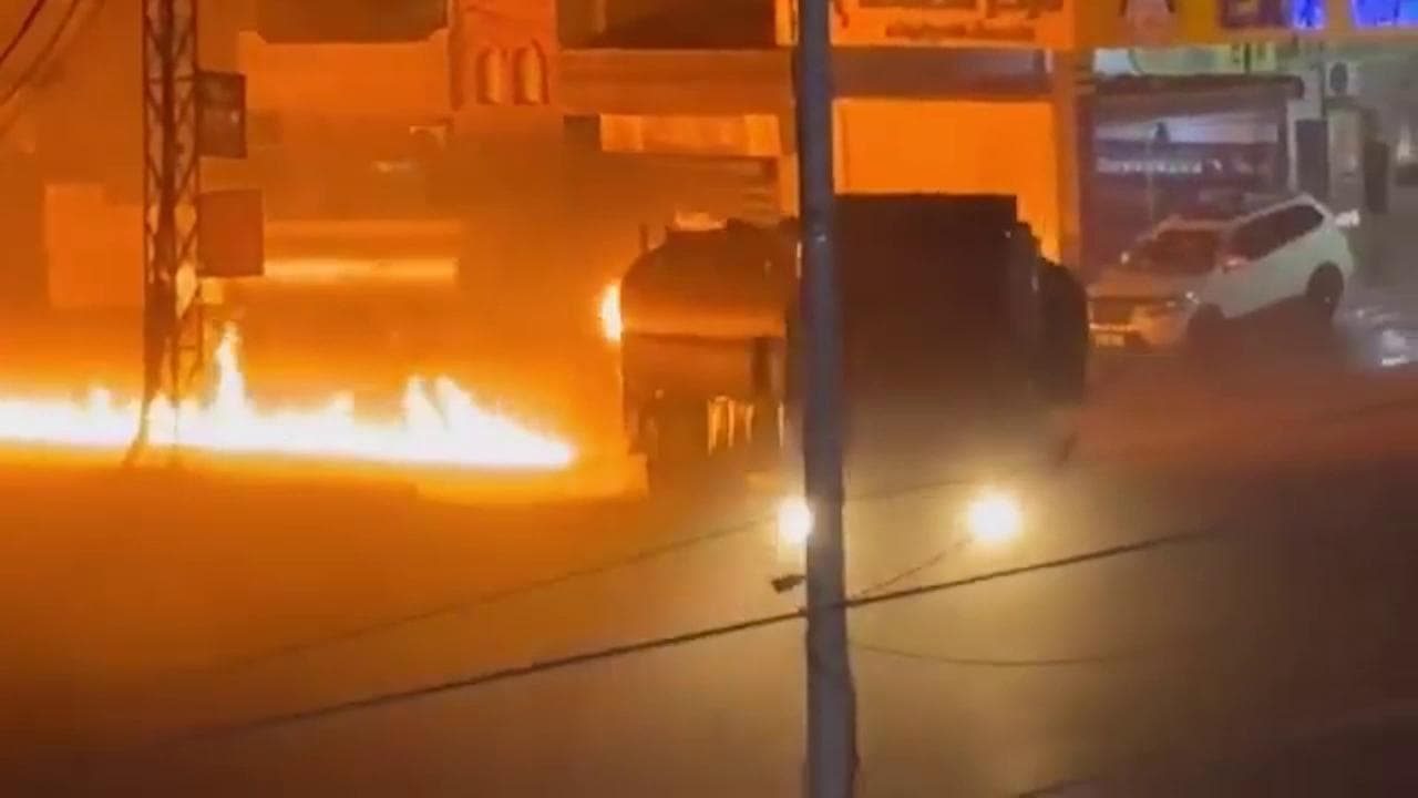 Siria, autocisterna in fiamme: l'incredibile scia di fuoco lungo la strada