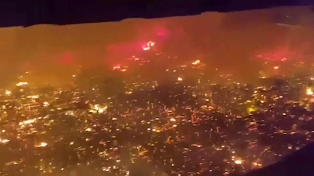 Malesia, l'incendio distrugge il villaggio galleggiante: a fuoco 200 palafitte