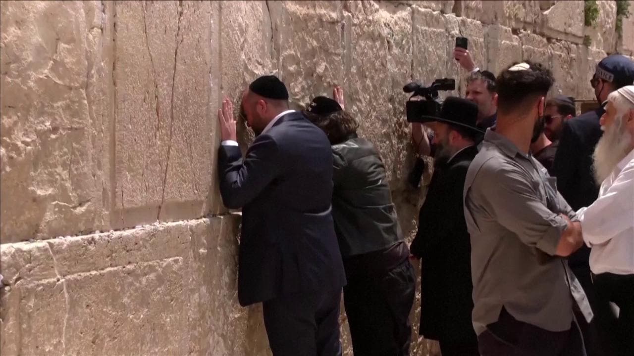 Milei in Israele per una visita di tre giorni: il presidente argentino al Muro del Pianto