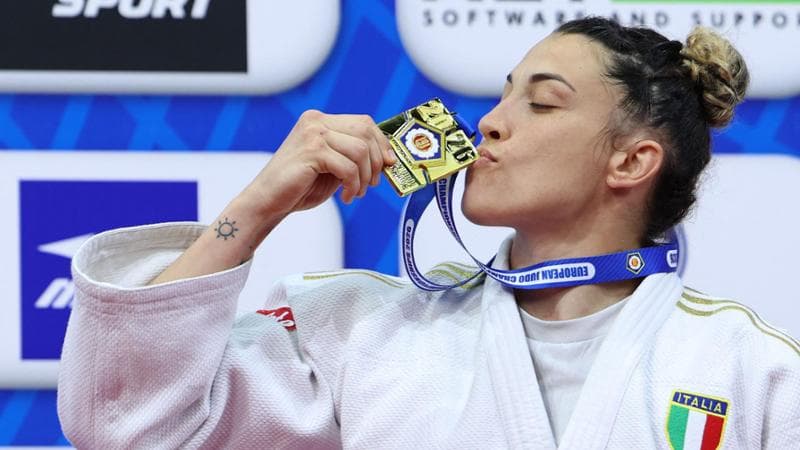 Bellandi sul podio con la medaglia d'oro