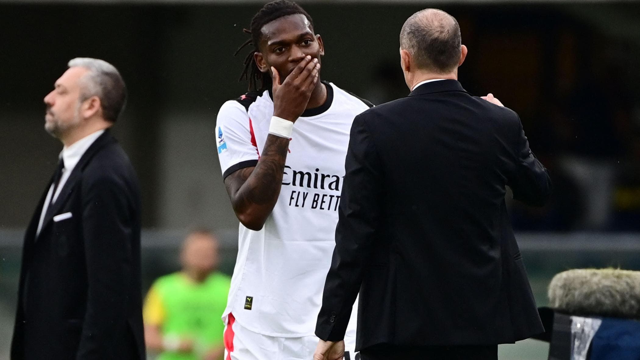 Ululati razzisti dei tifosi del Verona a Leao: Maignan richiama l’arbitro Chiffi