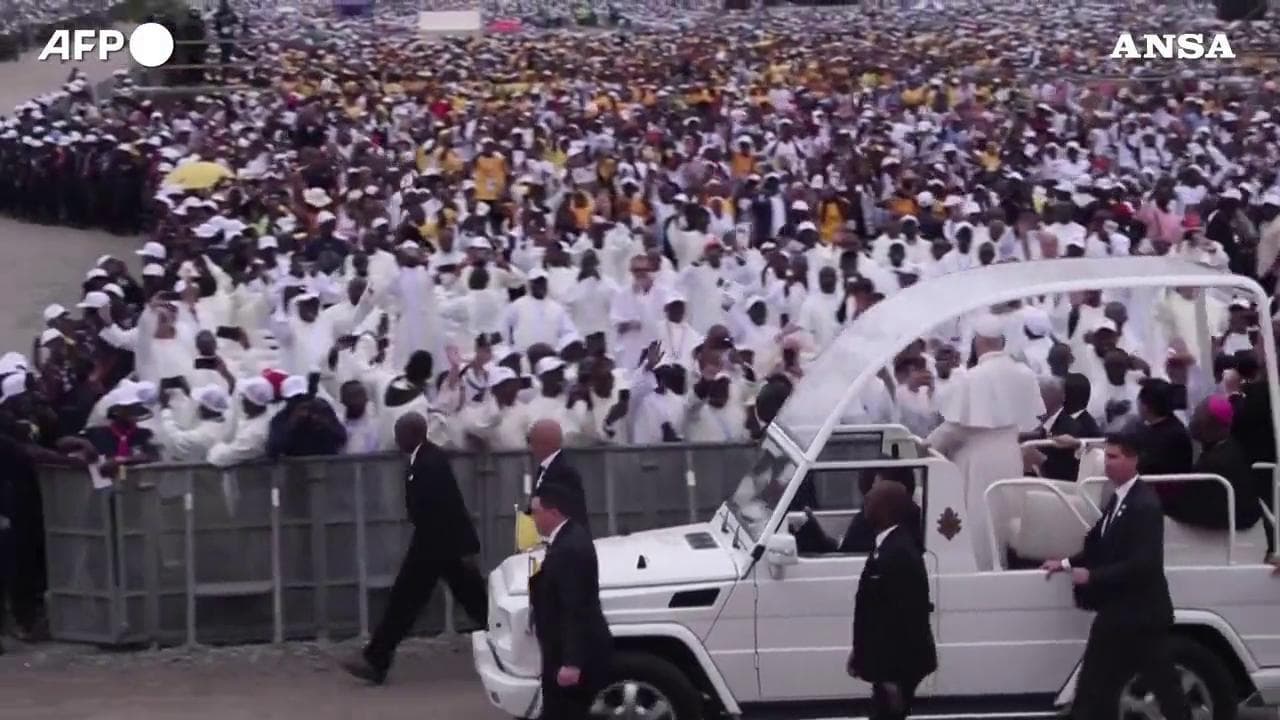 Angola, migliaia di persone radunate per ascoltare la messa di Papa Leone