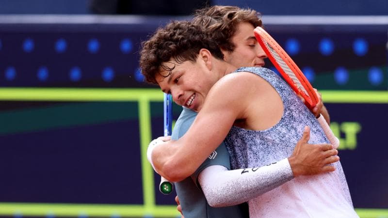 L'abbraccio a fine match tra Shelton e Cobolli