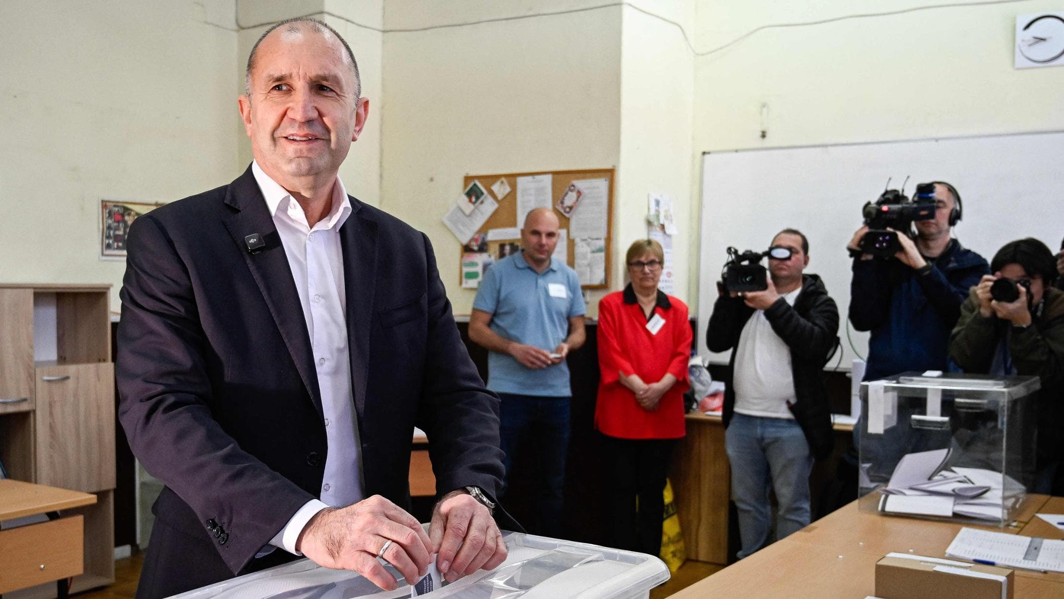 Elezioni in Bulgaria, exit poll: Radev in testa con il 37% dei voti