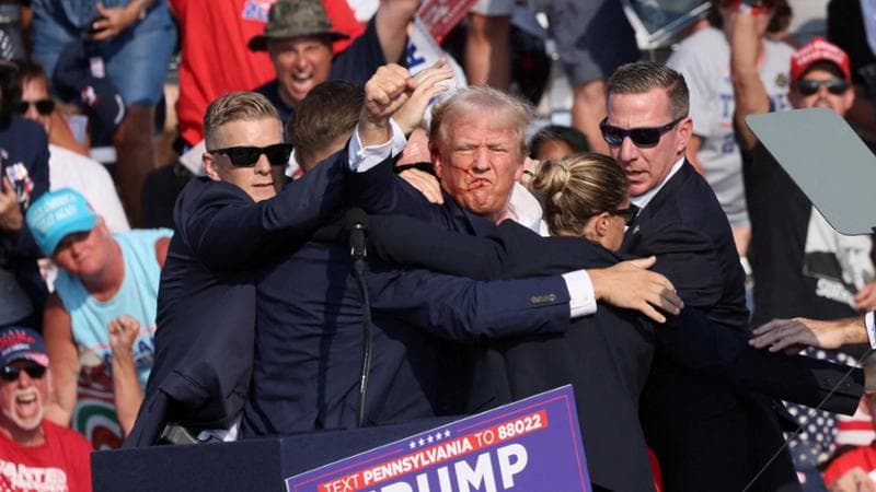 Tra i Maga s’insinua la teoria del complotto: “Falso l’attentato a Donald Trump in Pennsylvania”