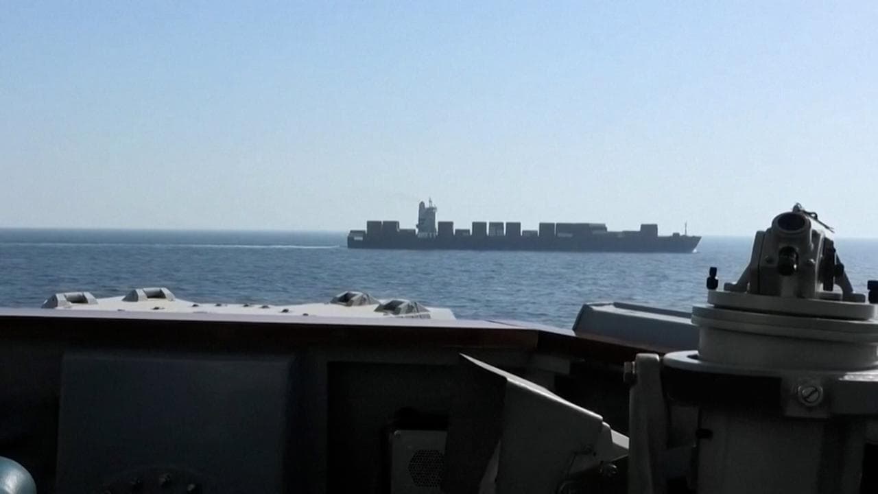 Golfo, il cacciatorpediniere americano apre il fuoco contro il mercantile iraniano: il video